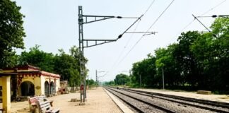 उत्तर प्रदेश : रायबरेली का लक्ष्मणपुर स्टेशन या ‘यातना गृह’? न छांव, न पानी; ‘सिस्टम’ ने यात्रियों को तीखी धूप में तपने के लिए छोड़ा…