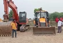 उत्तर प्रदेश : गढ़ई नदी खुदाई में घोटाले का आरोप, ग्रामीणों ने डीएम के सामने खोला मोर्चा