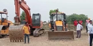 उत्तर प्रदेश : गढ़ई नदी खुदाई में घोटाले का आरोप, ग्रामीणों ने डीएम के सामने खोला मोर्चा