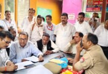 उत्तर प्रदेश : फाइल मांगने पहुंचे अधिवक्ता पर बाबू ने धारदार हथियार से किया हमला, वकीलों ने घेरा तहसील परिसर