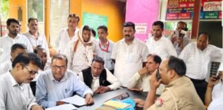 उत्तर प्रदेश : फाइल मांगने पहुंचे अधिवक्ता पर बाबू ने धारदार हथियार से किया हमला, वकीलों ने घेरा तहसील परिसर