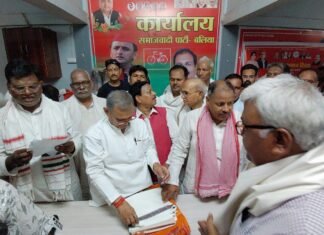 बलिया : अधूरी परियोजनाओं पर धरने की चेतावनी, सपा सांसद ने दी 30 अगस्त तक की डेडलाइन; बोले- 12 साल में जनता को सिर्फ धोखा मिला
