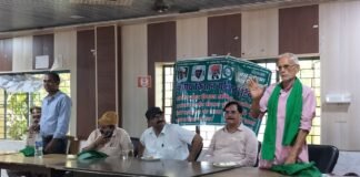 उत्तर प्रदेश: मैनपुरी में किसान पंचायत, भाकियू टिकैत ने अधिकारियों का किया सम्मान; समस्याओं को लेकर सौंपा ज्ञापन