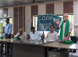उत्तर प्रदेश: मैनपुरी में किसान पंचायत, भाकियू टिकैत ने अधिकारियों का किया सम्मान; समस्याओं को लेकर सौंपा ज्ञापन