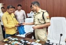 चंदौली पुलिस का बड़ा कारनामा: 111 गुमशुदा मोबाइल बरामद, 33.30 लाख रुपये की संपत्ति लौटाई