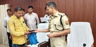 चंदौली पुलिस का बड़ा कारनामा: 111 गुमशुदा मोबाइल बरामद, 33.30 लाख रुपये की संपत्ति लौटाई