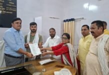 उत्तर प्रदेश : 9 मांगों को लेकर नामित सदस्यों ने ईओ को सौंपा ज्ञापन, सफाई व्यवस्था और विकास कार्यों पर उठाए सवाल