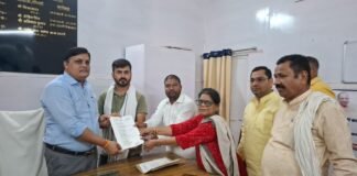 उत्तर प्रदेश : 9 मांगों को लेकर नामित सदस्यों ने ईओ को सौंपा ज्ञापन, सफाई व्यवस्था और विकास कार्यों पर उठाए सवाल