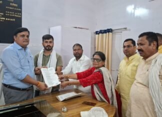 उत्तर प्रदेश : 9 मांगों को लेकर नामित सदस्यों ने ईओ को सौंपा ज्ञापन, सफाई व्यवस्था और विकास कार्यों पर उठाए सवाल