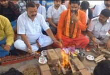 Uttar Pradesh: स्वास्थ्य सुविधाओं को लेकर हाथरस के लोगों का आक्रोश, बैठे अनिश्चितकालीन धरने पर…