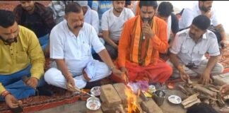 Uttar Pradesh: स्वास्थ्य सुविधाओं को लेकर हाथरस के लोगों का आक्रोश, बैठे अनिश्चितकालीन धरने पर…