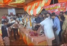 UP : रात्रि चौपाल में मोदी-योगी की तारीफ पर छिड़ा विवाद, सपा के पूर्व प्रधान से तीखी बहस, पुलिस ने संभाला मोर्चा