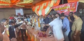 UP : रात्रि चौपाल में मोदी-योगी की तारीफ पर छिड़ा विवाद, सपा के पूर्व प्रधान से तीखी बहस, पुलिस ने संभाला मोर्चा
