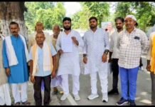 Uttar Pradesh : गंगा के कटान से अस्तित्व के संकट में नौरंगा गांव, ग्रामीणों ने जिला अधिकारी से की युद्ध स्तर पर ठोकर निर्माण की मांग
