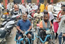 उत्तर प्रदेश : अमेठी में दिव्यांग प्रतिनिधियों से दुर्व्यवहार का आरोप; एसडीएम को सौंपा ज्ञापन, कार्रवाई की मांग