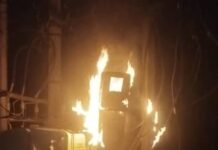 उत्तर प्रदेश : शॉर्ट सर्किट से ट्रांसफार्मर में लगी भीषण आग, फायर ब्रिगेड ने कड़ी मशक्कत के बाद पाया काबू