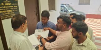 गोंडा में डीएलए पर अनियमितता और धन मांगने का आरोप, जिलाधिकारी से शिकायत