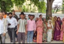 UP: कर्मचारी की संदिग्ध मौत पर बवाल, परिजनों ने एसपी कार्यालय घेरा, निष्पक्ष जांच की मांग