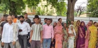 UP: कर्मचारी की संदिग्ध मौत पर बवाल, परिजनों ने एसपी कार्यालय घेरा, निष्पक्ष जांच की मांग