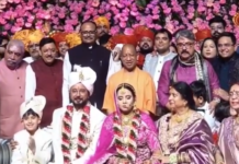 वाराणसी: मंत्री दयाशंकर मिश्र ‘दयालु’ के पुत्र के विवाह समारोह में पहुंचे CM योगी, नवविवाहित जोड़े को दिया आशीर्वाद