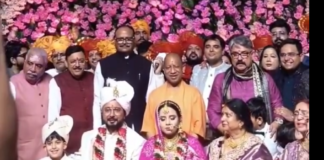 वाराणसी: मंत्री दयाशंकर मिश्र ‘दयालु’ के पुत्र के विवाह समारोह में पहुंचे CM योगी, नवविवाहित जोड़े को दिया आशीर्वाद