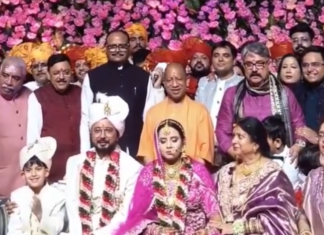 वाराणसी: मंत्री दयाशंकर मिश्र ‘दयालु’ के पुत्र के विवाह समारोह में पहुंचे CM योगी, नवविवाहित जोड़े को दिया आशीर्वाद