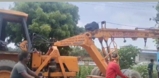 UP: राजमार्ग की जमीन पर चला बुलडोजर, एआरटीओ कार्यालय के पास हटाया गया अतिक्रमण