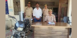 UP: फर्जी नंबर प्लेट लगाकर चला रहा था चोरी की बाइक, मुगलसराय पुलिस ने आरोपी को दबोचा