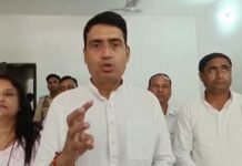 UP: अमेठी में 40 साल पुराने मकान पर बुलडोजर चलाने के विरोध में कांग्रेस का प्रदर्शन, मजिस्ट्रेट को सौंपा ज्ञापन