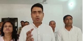 UP: अमेठी में 40 साल पुराने मकान पर बुलडोजर चलाने के विरोध में कांग्रेस का प्रदर्शन, मजिस्ट्रेट को सौंपा ज्ञापन