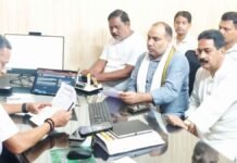 वाराणसी: मतदान केंद्रों के प्रस्तावित स्थानांतरण का कांग्रेस ने किया विरोध, जिलाधिकारी के नाम सौंपा ज्ञापन