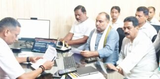 वाराणसी: मतदान केंद्रों के प्रस्तावित स्थानांतरण का कांग्रेस ने किया विरोध, जिलाधिकारी के नाम सौंपा ज्ञापन