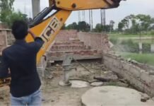 UP: इटावा में सरकारी तालाब पर चला बुलडोजर, वर्षों पुराना अवैध अतिक्रमण हटाया गया