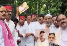 UP: वाराणसी में मंत्री रविंद्र जायसवाल के खिलाफ सपा का प्रदर्शन, जिला मुख्यालय पर जमकर नारेबाजी