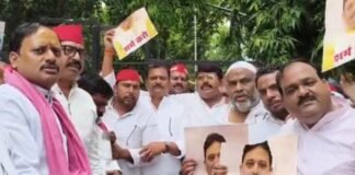 UP: वाराणसी में मंत्री रविंद्र जायसवाल के खिलाफ सपा का प्रदर्शन, जिला मुख्यालय पर जमकर नारेबाजी