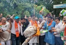 UP: मंत्री रविंद्र जायसवाल के समर्थन में उतरी बीजेपी, अखिलेश यादव का पुतला फूंका