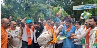 UP: मंत्री रविंद्र जायसवाल के समर्थन में उतरी बीजेपी, अखिलेश यादव का पुतला फूंका