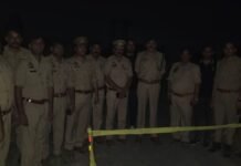 UP: मथुरा में पुलिस मुठभेड़, हत्या के मामले में वांछित दो बदमाश गिरफ्तार, दोनों के पैर में लगी गोली