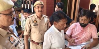 UP के इस जिले में बालश्रम के खिलाफ बड़ी कार्रवाई, 5 नाबालिग बच्चों का रेस्क्यू, कई प्रतिष्ठानों को नोटिस
