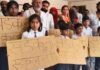 बांदा: बरसात में बंद हो जाता है स्कूल का रास्ता, सड़क निर्माण की मांग को लेकर बच्चों का प्रदर्शन