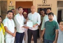अमेठी: बिजली विभाग की नीतियों के विरोध में व्यापारियों का प्रदर्शन, मुख्यमंत्री के नाम सौंपा ज्ञापन