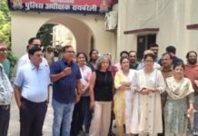 UP: डॉ. अमित सिंह की गिरफ्तारी पर रायबरेली के डॉक्टरों का विरोध, ओपीडी बंद कर पुलिस कार्रवाई पर जताया आक्रोश
