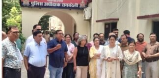 UP: डॉ. अमित सिंह की गिरफ्तारी पर रायबरेली के डॉक्टरों का विरोध, ओपीडी बंद कर पुलिस कार्रवाई पर जताया आक्रोश
