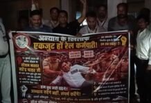 UP: आगरा कैंट घटना पर भड़के रेलवे कर्मचारी, फिरोजाबाद स्टेशन पर किया जोरदार प्रदर्शन, दोषी RPF कर्मियों पर कार्रवाई की मांग