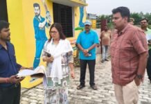 सीतापुर: डीएम का औचक निरीक्षण, इंटरलॉकिंग उखड़वाकर परखी निर्माण कार्यों की गुणवत्ता, अधिकारियों को दी चेतावनी
