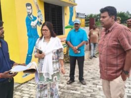 सीतापुर: डीएम का औचक निरीक्षण, इंटरलॉकिंग उखड़वाकर परखी निर्माण कार्यों की गुणवत्ता, अधिकारियों को दी चेतावनी