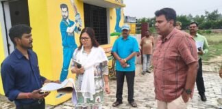 सीतापुर: डीएम का औचक निरीक्षण, इंटरलॉकिंग उखड़वाकर परखी निर्माण कार्यों की गुणवत्ता, अधिकारियों को दी चेतावनी