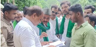 वाराणसी: जौहर विश्वविद्यालय पर कार्रवाई के विरोध में AIMIM का प्रदर्शन, राज्यपाल के नाम सौंपा ज्ञापन