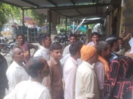 UP: बरेली में खाद संकट गहराया, पीओएस मशीन खराब होने से घंटों लाइन में खड़े रहे किसान, खाली हाथ लौटने को मजबूर
