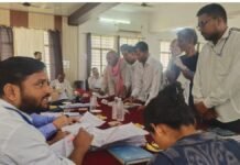 UP: संपूर्ण समाधान दिवस में नहीं पहुंचे डीएम, इंतजार करते रहे फरियादी! एसडीएम की अध्यक्षता में सुनी गईं शिकायतें